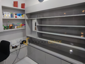 Lemari Penyimpanan Obat Blockboard Finishing HPL - Apotek Nusantara