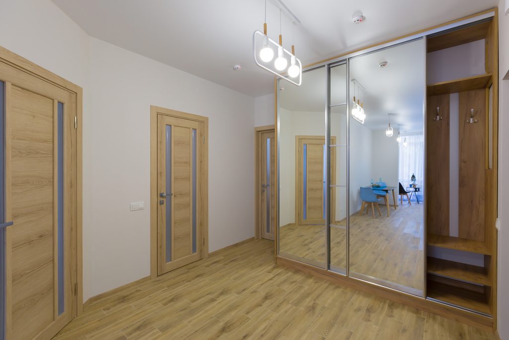 Walk-in Closet Cermin Besar