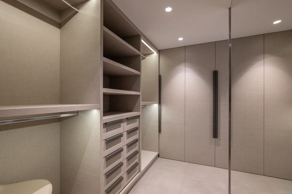 Walk-in Closet Ruangan Kecil