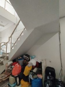 Kolong Tangga Berantakan