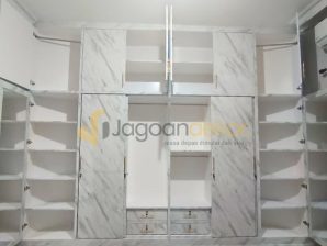 Lemari Full Ceiling Motif Marmer Mewah Blockboard Finishing HPL - Ibu Silviyanti